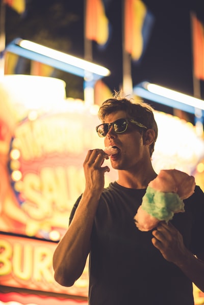 男人的黑水手领衬衫
